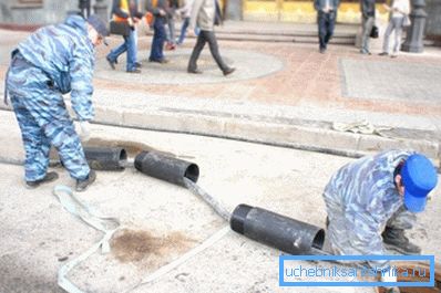 Segmenti cjevovoda se vuku nakon udarca Segmenti cjevovoda se vuku nakon udarca