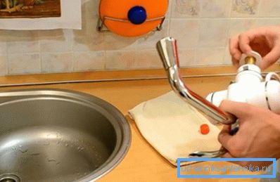 Iz kutije izvlači pričvrsnu bravu Iz kutije izvlači pričvrsnu bravu