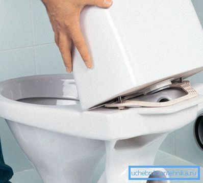 Odvodni rezervoar sa donjim dovodom cijevi treba postaviti na posudu nakon što je priključeno crevo za dovod vode. Odvodni rezervoar sa donjim dovodom cijevi treba postaviti na posudu nakon što je priključeno crevo za dovod vode.