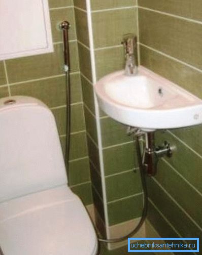 Slavine sa higijenskim tušem za malu umivaoniku u zasebnom kupatilu - savršeno rešenje u smislu praktičnosti i udobnosti Slavine sa higijenskim tušem za malu umivaoniku u zasebnom kupatilu - savršeno rešenje u smislu praktičnosti i udobnosti