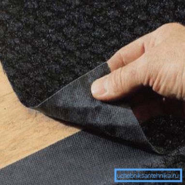 Pratimo preklapanja prilikom polaganja materijala rolne. Pratimo preklapanja prilikom polaganja materijala rolne.