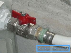 Priključivanje postolja i grejne baterije sa cijevima od metala i plastike Priključivanje postolja i grejne baterije sa cijevima od metala i plastike