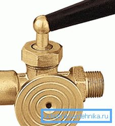 Specijalni trostrani ventil ima platformu za ugradnju manometra