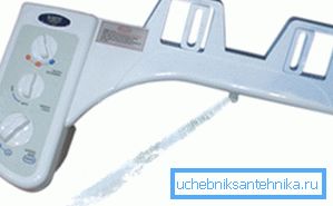 Specijalni sistem, koji je instaliran ispod poklopca i primenjuje funkcije bidea Specijalni sistem, koji je instaliran ispod poklopca i primenjuje funkcije bidea