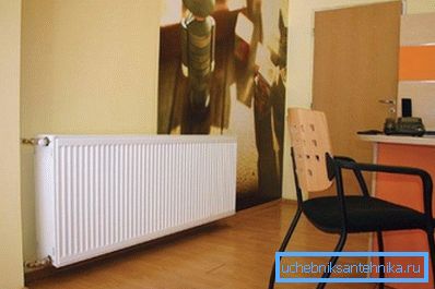 Čelični panel radiator u unutrašnjosti Čelični panel radiator u unutrašnjosti