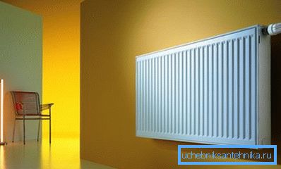 Čelični radijator na zidu Čelični radijator na zidu