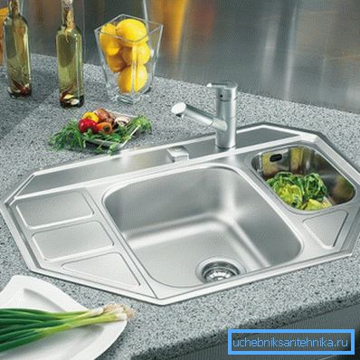 Sudoperi od nerđajućeg čelika su poznati dodatni pribor za moderne kuhinje.