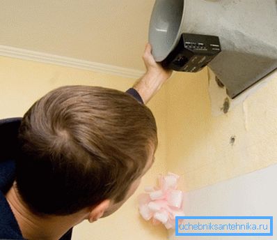 Vrijedno je zapamtiti da instalacija posebne opreme u zatvorenom neće riješiti problem strukturalnog nedostatka ovakvog ventilacionog kanala. Vrijedno je zapamtiti da instalacija posebne opreme u zatvorenom neće riješiti problem strukturalnog nedostatka ovakvog ventilacionog kanala.