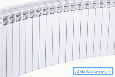 Takav radijator je teško instalirati, lakše je koristiti dve male opcije. Takav radijator je teško instalirati, lakše je koristiti dve male opcije.