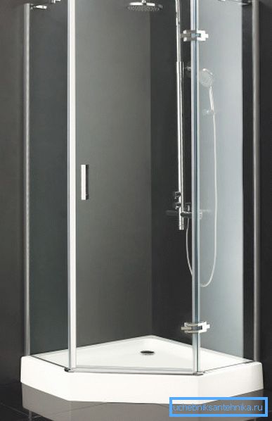 Trapezoidni tuš kut sa podloškom 80x80 je pogodan i za male prostore. Trapezoidni tuš kut sa podloškom 80x80 je pogodan i za male prostore.