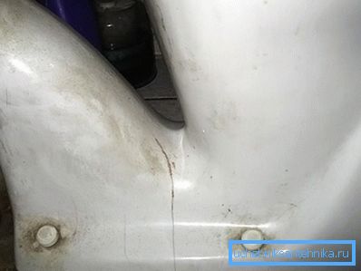 Pukotina u osnovi WC školjke Pukotina u osnovi WC školjke