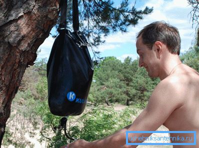 Turistički umivaonik mora biti jednostavno visi na drvetu. Turistički umivaonik mora biti jednostavno visi na drvetu.