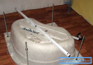 Ugaona tuš kabina 100x100 sa visokom bazom tokom instalacije Ugaona tuš kabina 100x100 sa visokom bazom tokom instalacije