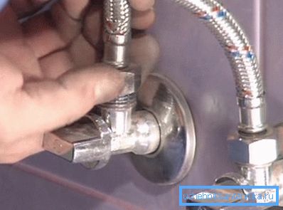 Uglovne slavine mogu biti prilično pogodne za određenu instalaciju proizvoda, naročito ako cevi izađu iz zida prilično malo. Uglovne slavine mogu biti prilično pogodne za određenu instalaciju proizvoda, naročito ako cevi izađu iz zida prilično malo.