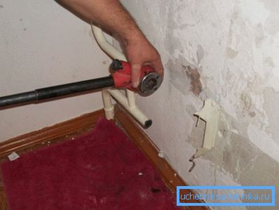 Instaliranje vijka na ivici cjevovoda Instaliranje vijka na ivici cjevovoda