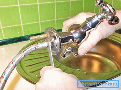Ugradnja dizalice do sudopera: spojimo fleksibilno crevo Ugradnja dizalice do sudopera: spojimo fleksibilno crevo