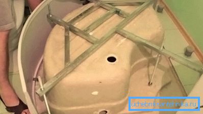 Instaliranje krsta, nogu i ekrana na akrilnoj ladici Instaliranje krsta, nogu i ekrana na akrilnoj ladici