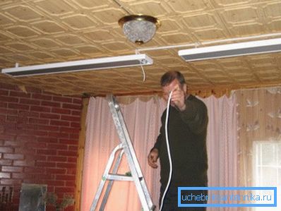 Postavljanje uređaja podseća na konvencionalnu lampu. Postavljanje uređaja podseća na konvencionalnu lampu.