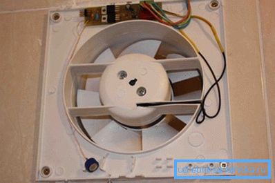 Ugradnja ventilatora sa izduvnim gasom u WC-u. Ugradnja ventilatora sa izduvnim gasom u WC-u.