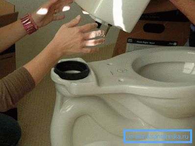 Instaliranje rezervoara za ispiranje na WC-u traje nekoliko minuta. Instaliranje rezervoara za ispiranje na WC-u traje nekoliko minuta.