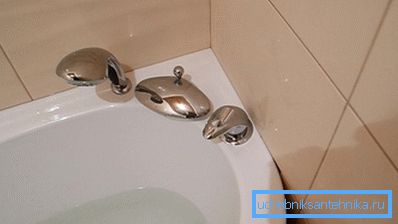 Instaliranje ugljičnog miksera za vodu na kupatilu Instaliranje ugljičnog miksera za vodu na kupatilu