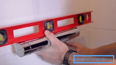 Instaliranje uređaja na zidu Instaliranje uređaja na zidu