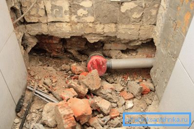 Instalirana plastična mačka. Instalirana plastična mačka.