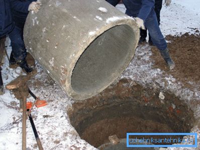 Prstenovi od betona padaju u spremni jarku. Prstenovi od betona padaju u spremni jarku.