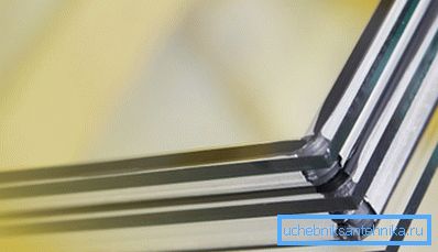 U hladnim regionima, posebno, koriste se višekoterni dvostruki prozori sa naočarima koji uštede energiju, koji smanjuju gubitke zbog toplotnog zračenja. U hladnim regionima, posebno, koriste se višekoterni dvostruki prozori sa naočarima koji uštede energiju, koji smanjuju gubitke zbog toplotnog zračenja.