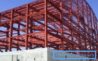 U procesu izgradnje stadionskog rama koriste se cijevi različitih dimenzija.