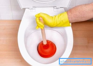 Takođe možete očistiti WC školjke klipom, ako je, naravno, prečnik posude veći od otvora za odvod (kao što je prikazano na slici)