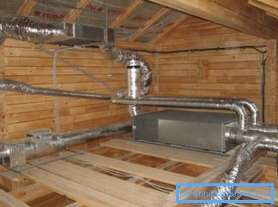 Ventilacioni kanali instalirani na tavanu Ventilacioni kanali instalirani na tavanu