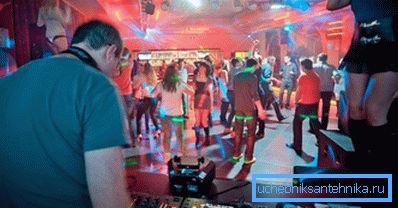 Ventilacija javnih površina izračunava se maksimalnim brojem posetilaca. Ventilacija javnih površina izračunava se maksimalnim brojem posetilaca.