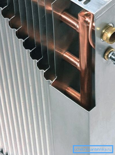 Vidimo da su cijevi metalni i aluminijumske ploče Vidimo da su cijevi metalni i aluminijumske ploče