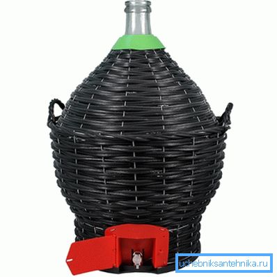 Vinski pot sa slavinom. Vinski pot sa slavinom.