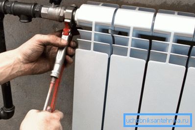 Pratite nivo baterije tokom instalacije baterije. Pratite nivo baterije tokom instalacije baterije.