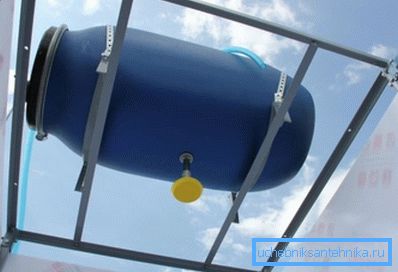 Rezervoar za vodu izrađen od plastičnih buradi. Rezervoar za vodu izrađen od plastičnih buradi.