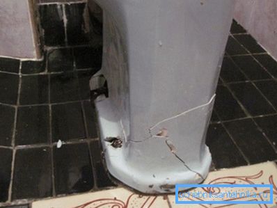 Malo je verovatno da će nekadašnji toalet biti iskorišćen negde, pa ćete ga sigurno razbiti Malo je verovatno da će nekadašnji toalet biti iskorišćen negde, pa ćete ga sigurno razbiti