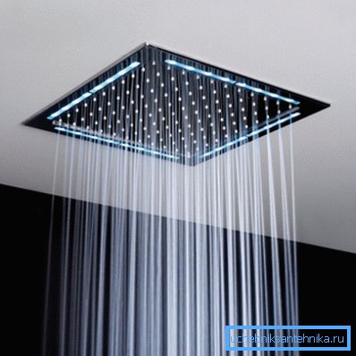 Ugrađena tavanica za tuširanje sa LED osvetljenjem, jedna od varijacija stacionarnih modela.