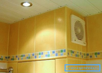 Hood u kupatilu, opremljen ventilatorom Hood u kupatilu, opremljen ventilatorom