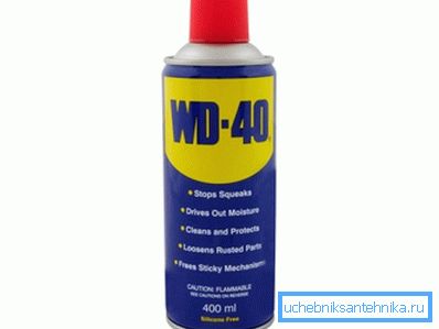 WD-40 pomaže da se oslobodi lepka na površini toaletne posude WD-40 pomaže da se oslobodi lepka na površini toaletne posude