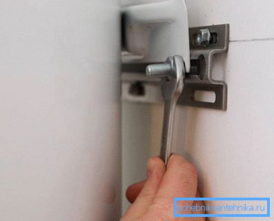 3970 Postavite grejač vode na montažnu šipku