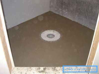 Betonirana podnica sa umivaonikom u centru. Sa gornje strane možete postaviti drveni pod. Betonirana podnica sa umivaonikom u centru. Sa gornje strane možete postaviti drveni pod.