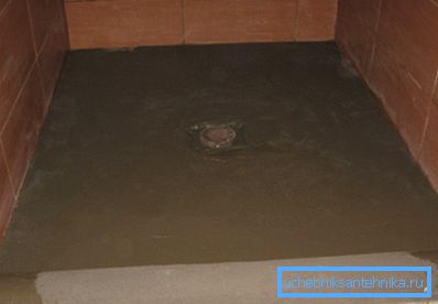 Betonska košuljica se sipa u podlogu nakon ugradnje odvoda. Betonska košuljica se sipa u podlogu nakon ugradnje odvoda.