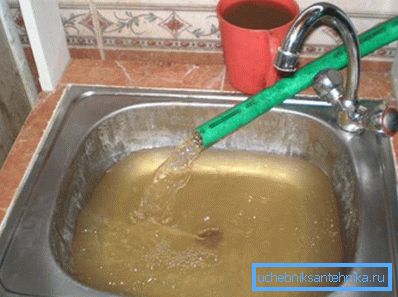 Čelična voda u bunaru zahteva čišćenje pre upotrebe. Čelična voda u bunaru zahteva čišćenje pre upotrebe.